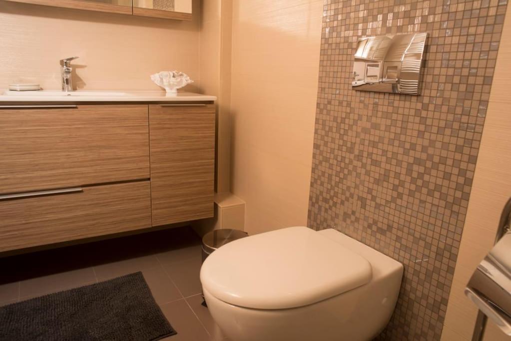 Deluxe Apartment In The Center Каламата Екстериор снимка